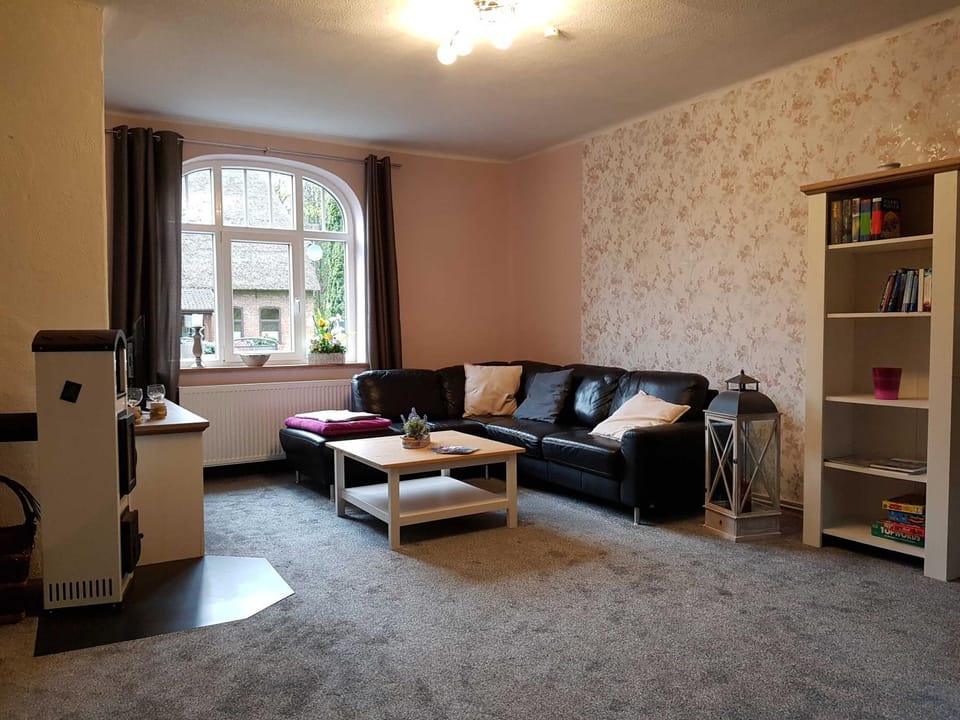 Photo of the whole room, Decorative detail, Seating area