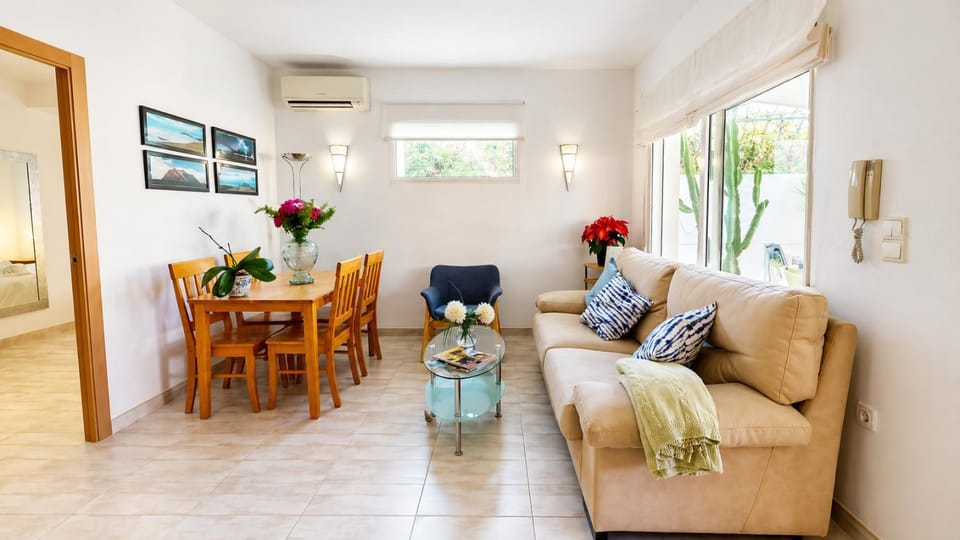 Living room, Seating area, Dining area, air conditioner