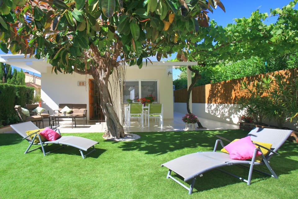 Property building, Patio, Facade/entrance, Spring, Day, BBQ facilities, Garden, Balcony/Terrace, Living room, Seating area, Garden view, sunbed