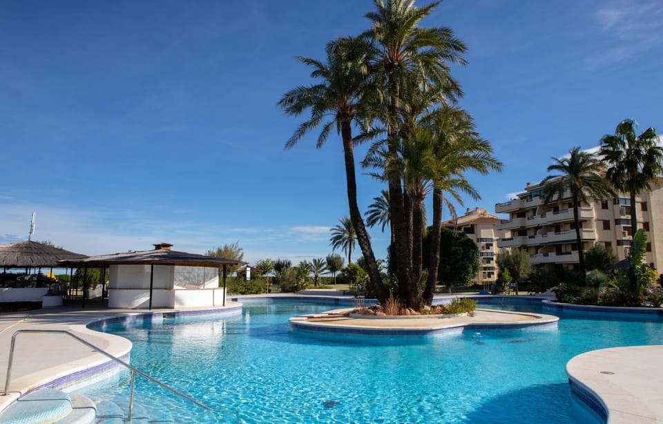Property building, Day, Pool view, Swimming pool, sunbed