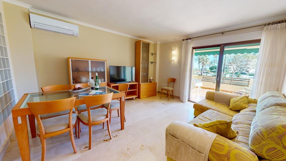 Communal lounge/ TV room, TV and multimedia, Balcony/Terrace, Living room, Seating area, Dining area, Evening entertainment, air conditioner
