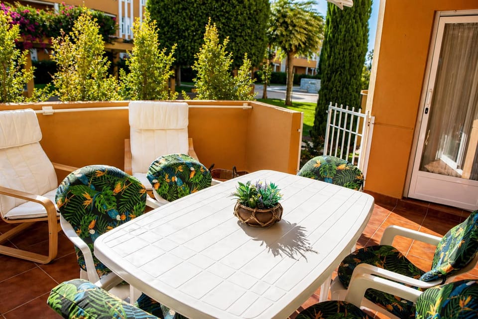 Patio, Day, Garden, View (from property/room), Balcony/Terrace, Living room, Seating area, Dining area, Garden view