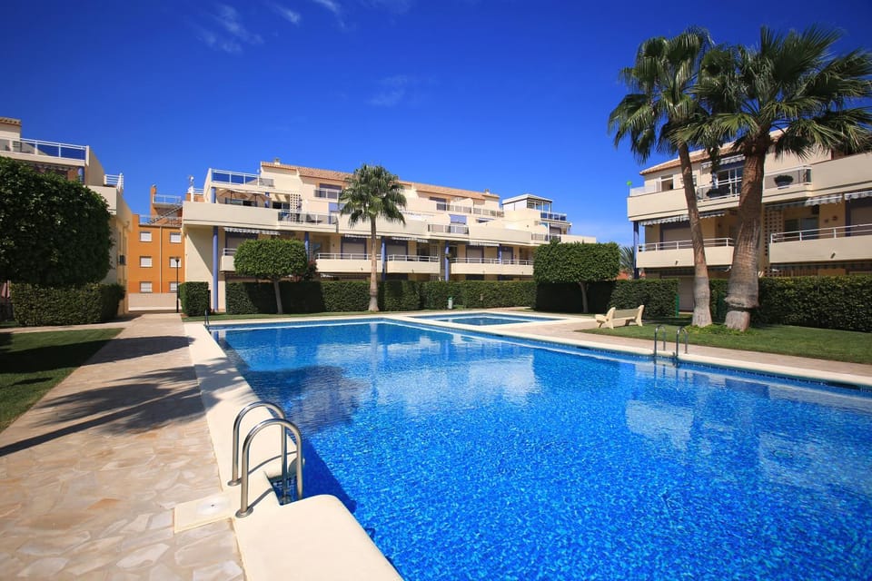 Property building, Day, Pool view, Swimming pool, Swimming pool, sunbed