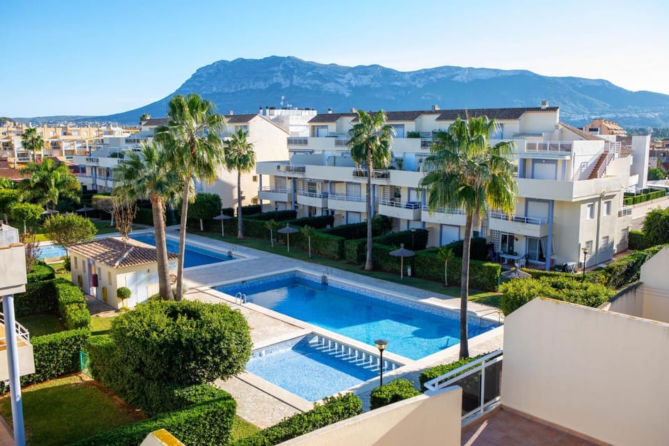 Property building, Nearby landmark, Spring, Day, Natural landscape, View (from property/room), Mountain view, Pool view, Swimming pool, sunbed