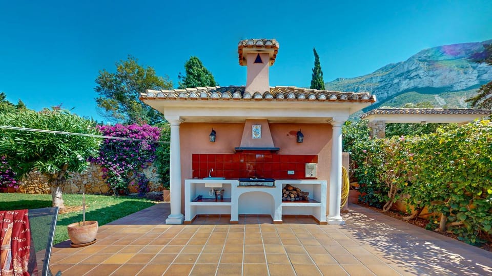 Property building, Patio, Spring, Day, Natural landscape, BBQ facilities, Garden, Dining area, Garden view, Mountain view