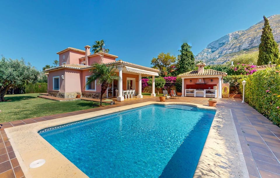 Property building, Spring, Day, Natural landscape, BBQ facilities, Garden, Garden view, Mountain view, Pool view, Swimming pool, sunbed