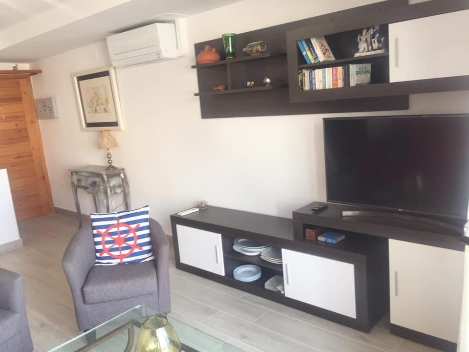 Nearby landmark, Restaurant/places to eat, Spring, Day, Neighbourhood, Natural landscape, Summer, Fishing, Golfcourse, Horse-riding, Minigolf, Snorkeling, Squash, TV and multimedia, Living room, Seating area, Beach, Tennis court, Windsurfing, Canoeing, Hiking, Cycling, Diving, Autumn, On site, Supermarket/grocery shop, Shopping Area