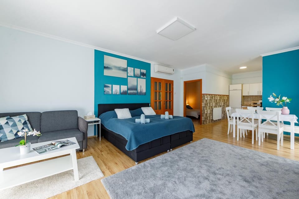 Bed, Living room, Photo of the whole room, Seating area, Dining area