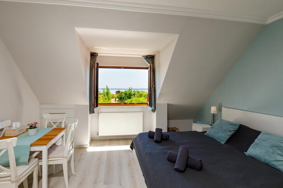 Bed, View (from property/room), Photo of the whole room, Dining area, Lake view