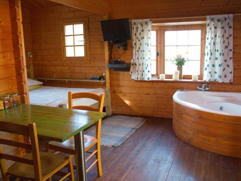 Hot Tub, Photo of the whole room, Bedroom