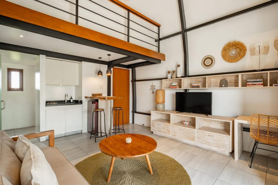 TV and multimedia, Kitchen or kitchenette, Living room, Seating area, Dining area