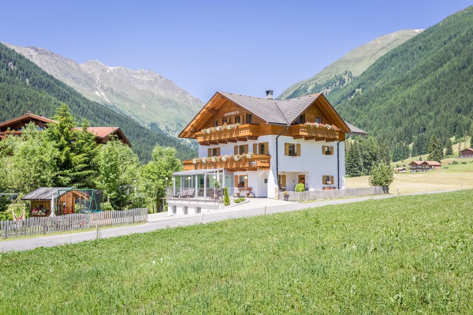 Property building, Neighbourhood, Mountain view