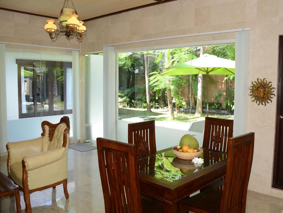 Kitchen or kitchenette, Living room, Seating area