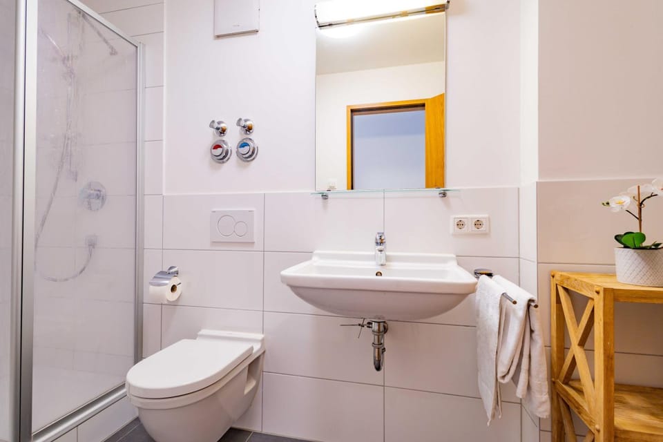 Shower, Toilet, Bathroom, towels