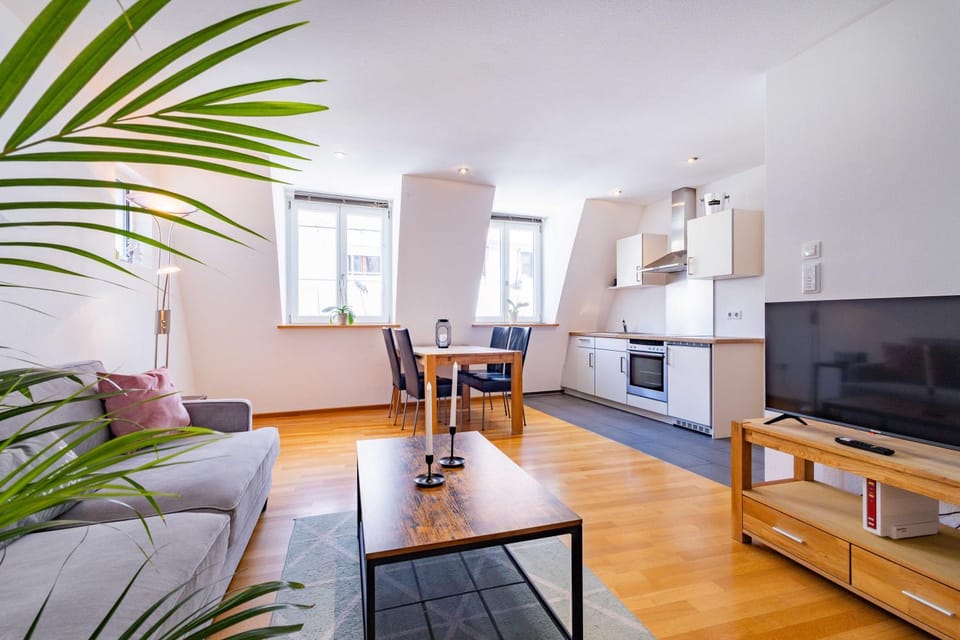 TV and multimedia, Kitchen or kitchenette, Living room, Seating area, Dining area