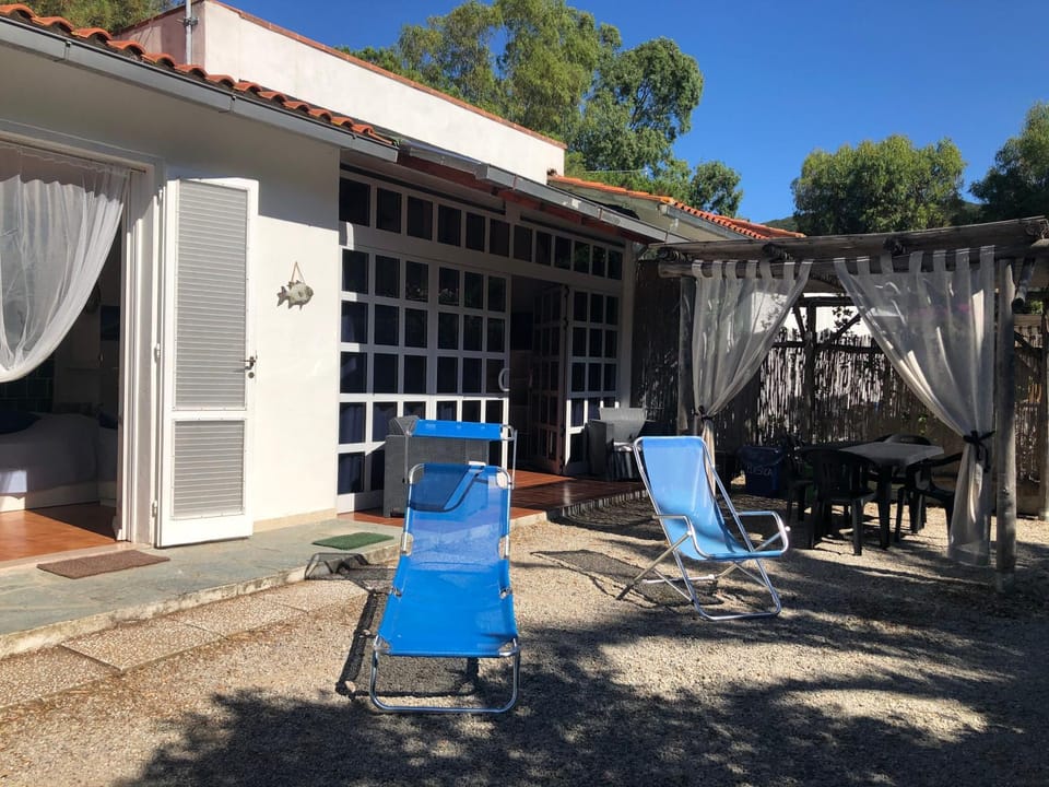 Patio, Facade/entrance, Garden, Dining area, Family