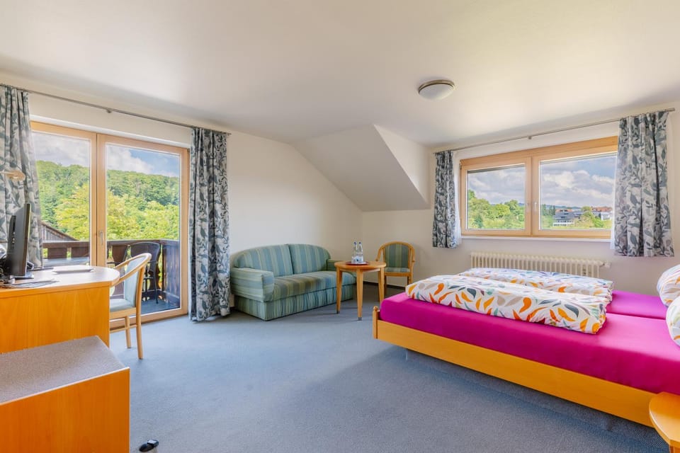 Bed, Photo of the whole room, Seating area