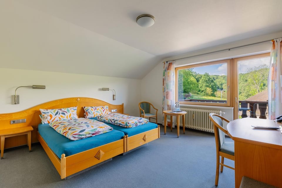 Bed, Photo of the whole room, Seating area