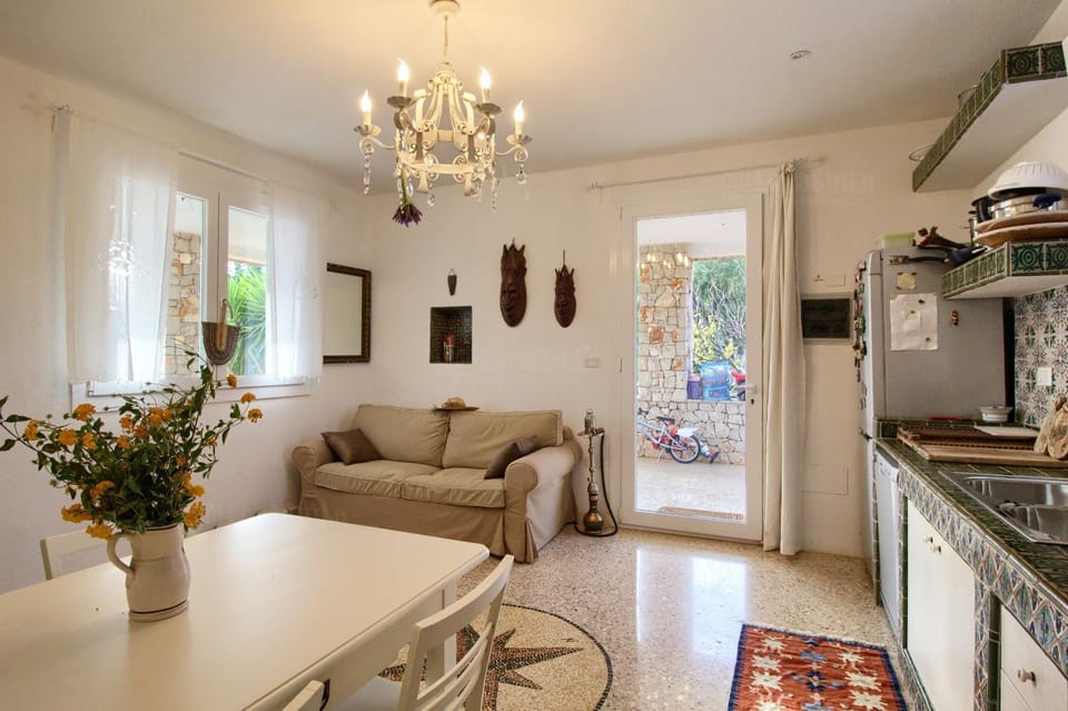 Kitchen or kitchenette, Seating area, Dining area