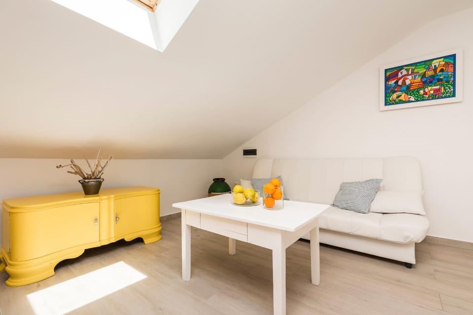Day, Living room