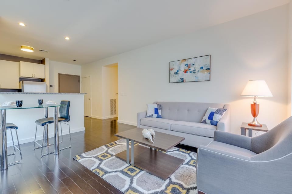 TV and multimedia, Kitchen or kitchenette, Living room, Seating area, Dining area