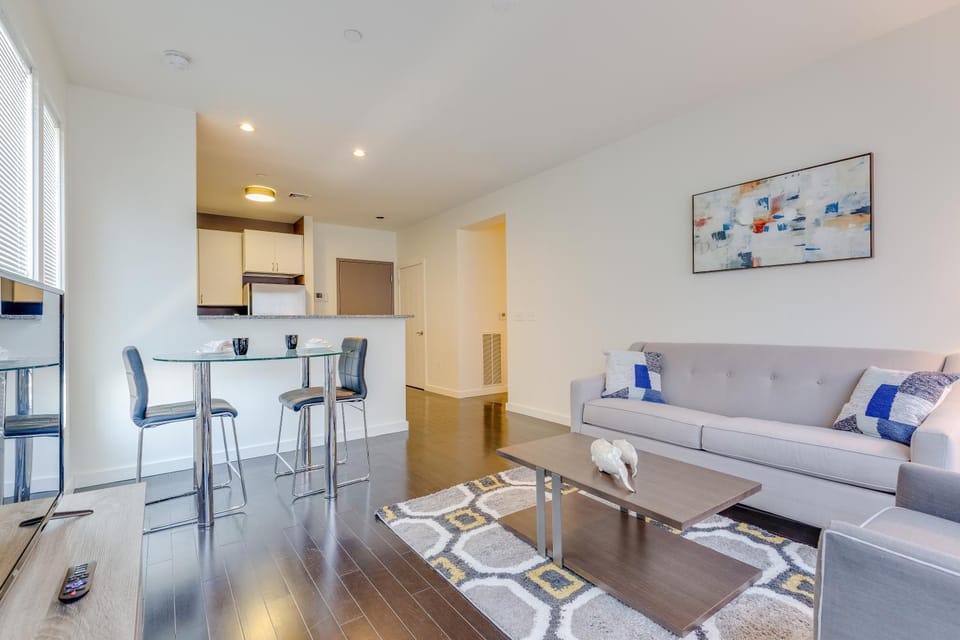 TV and multimedia, Kitchen or kitchenette, Living room, Seating area, Dining area