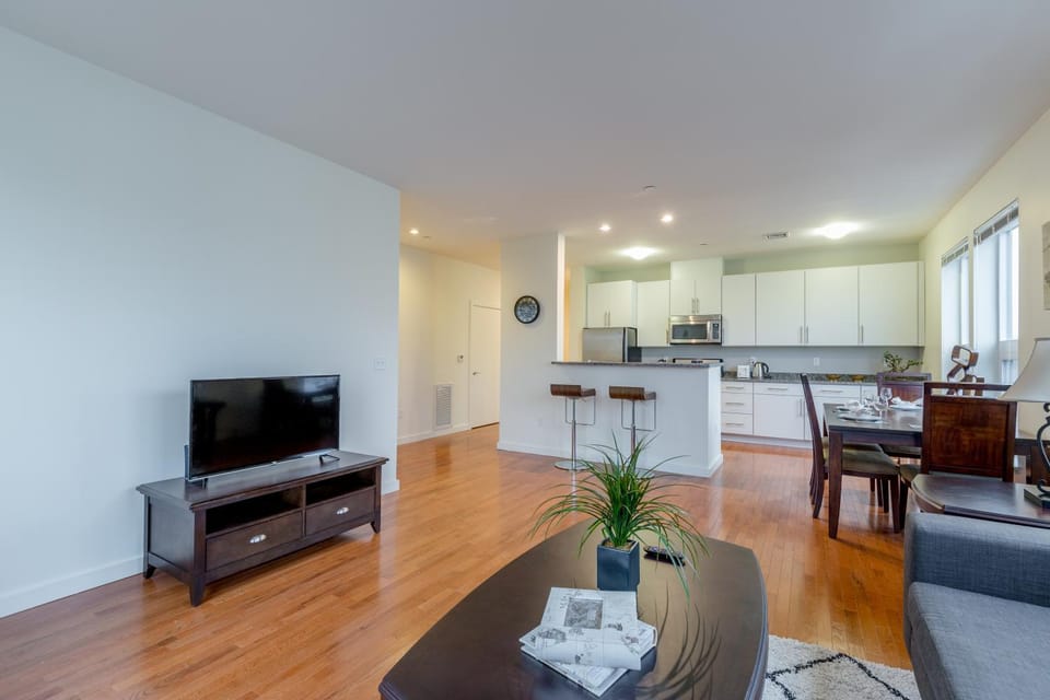 Kitchen or kitchenette, Living room, Seating area, Dining area