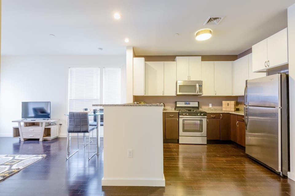 Coffee/tea facilities, Kitchen or kitchenette, Living room, Seating area, Dining area