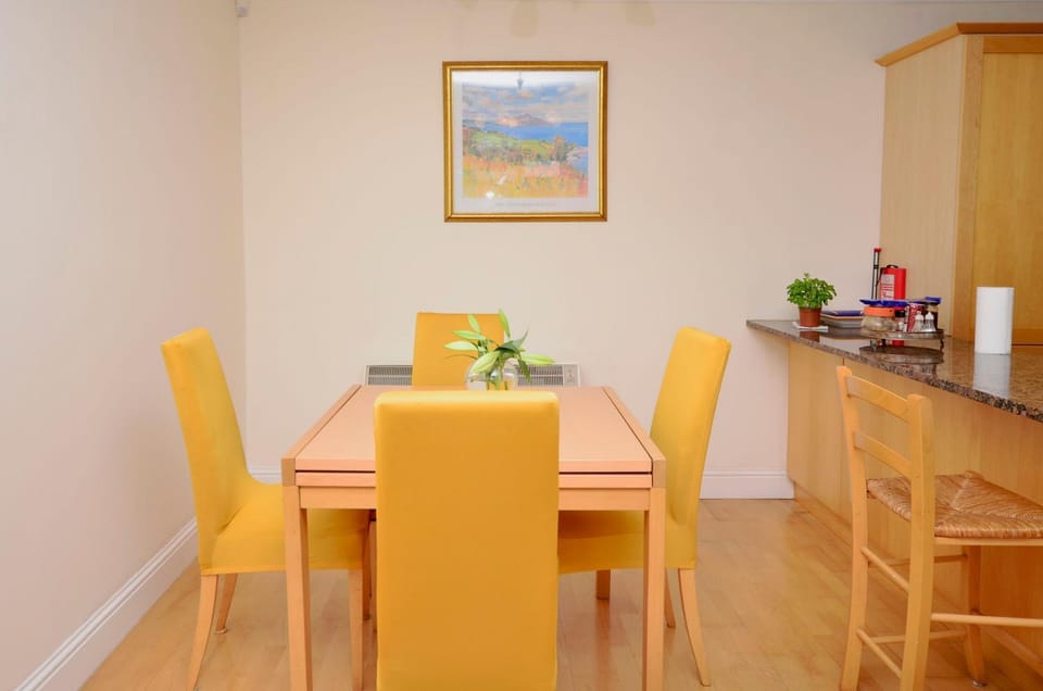 Dining area, internet