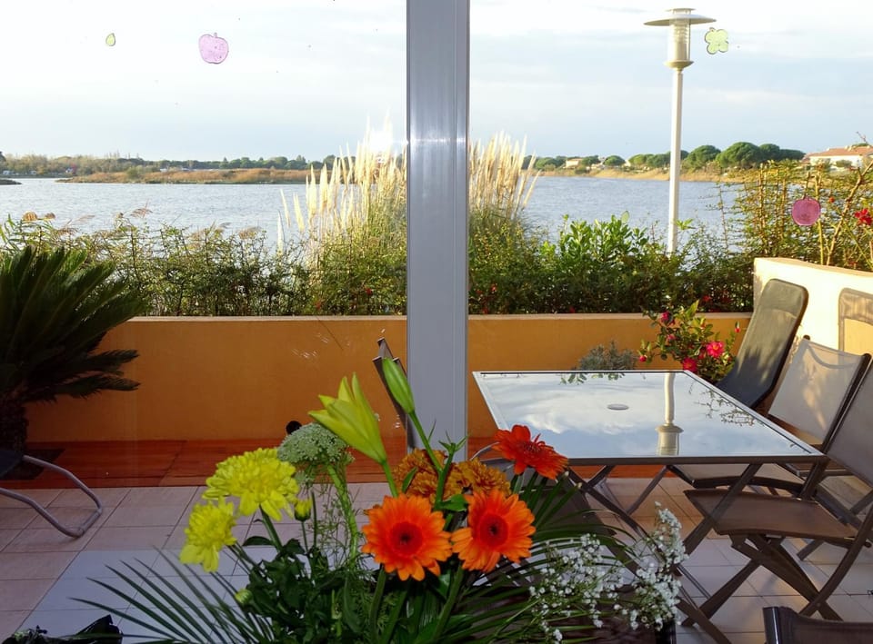 Patio, Balcony/Terrace, Decorative detail, Lake view