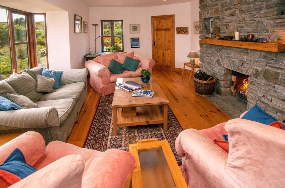 Living room, Photo of the whole room, Seating area, fireplace