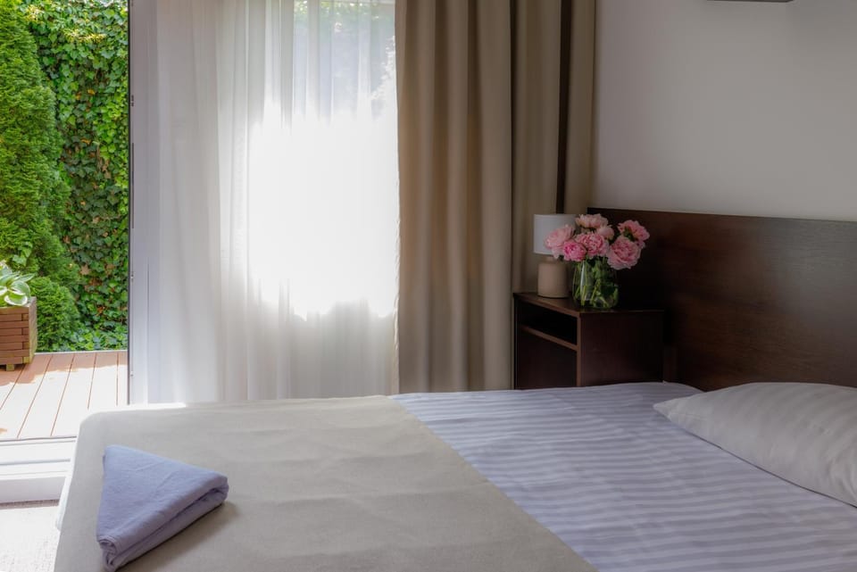 Bed, Photo of the whole room, Bedroom, towels