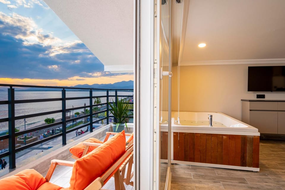 Natural landscape, View (from property/room), Balcony/Terrace, Kitchen or kitchenette, Living room, Seating area, Sea view