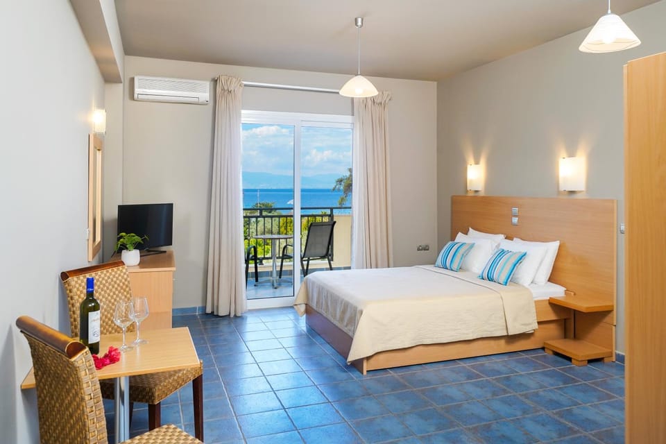 Photo of the whole room, Sea view