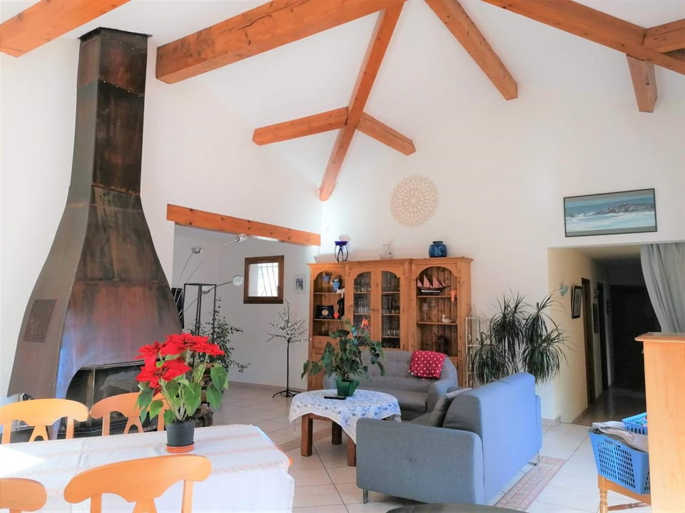 Living room, Lounge or bar, Seating area, Dining area