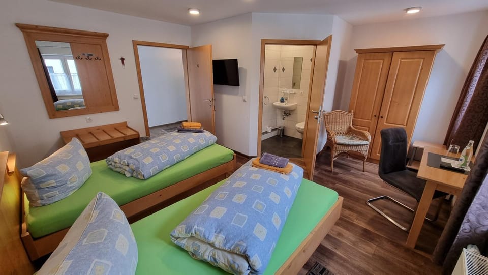 Communal lounge/ TV room, Bed, TV and multimedia, Photo of the whole room, Seating area, Bedroom, wardrobe