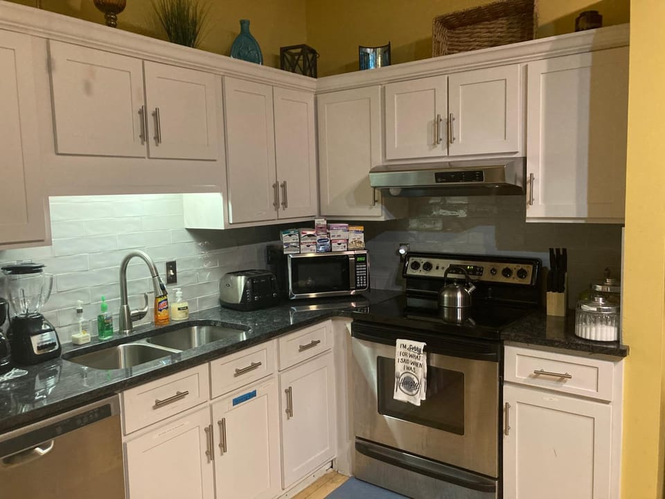 Kitchen or kitchenette, dishwasher, oven, toaster