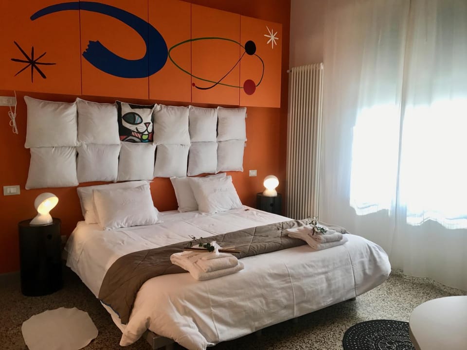 Bed, towels