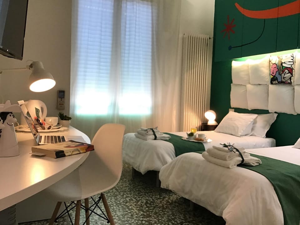 Bed, TV and multimedia, Seating area, Bedroom, towels