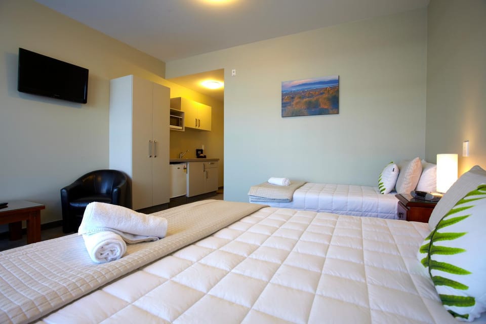 Bed, Kitchen or kitchenette, Bedroom