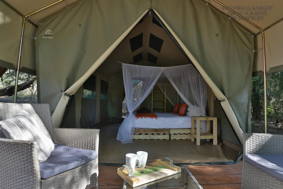Facade/entrance, Bed, Photo of the whole room, Decorative detail