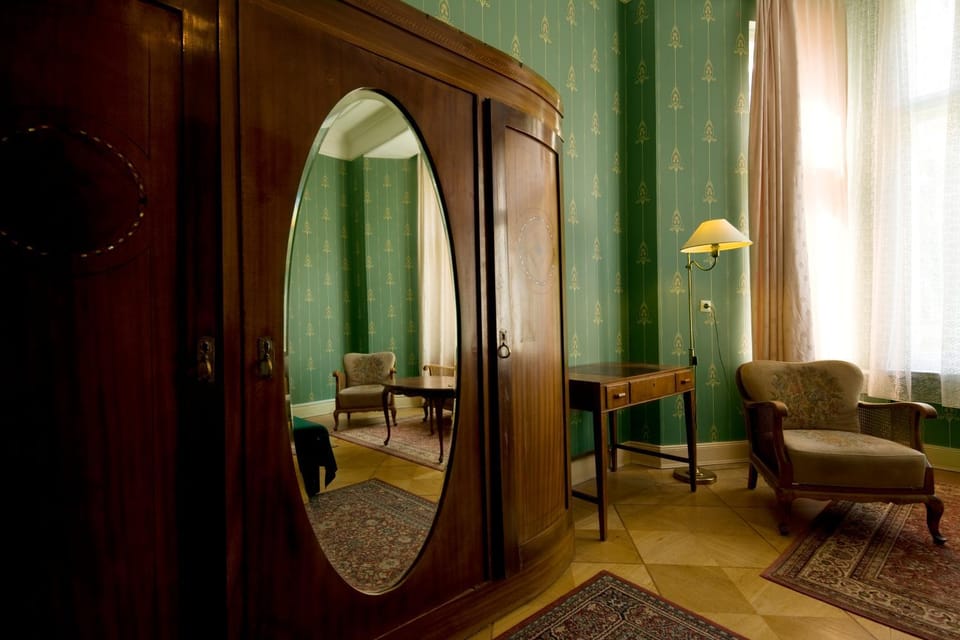 Photo of the whole room, Decorative detail