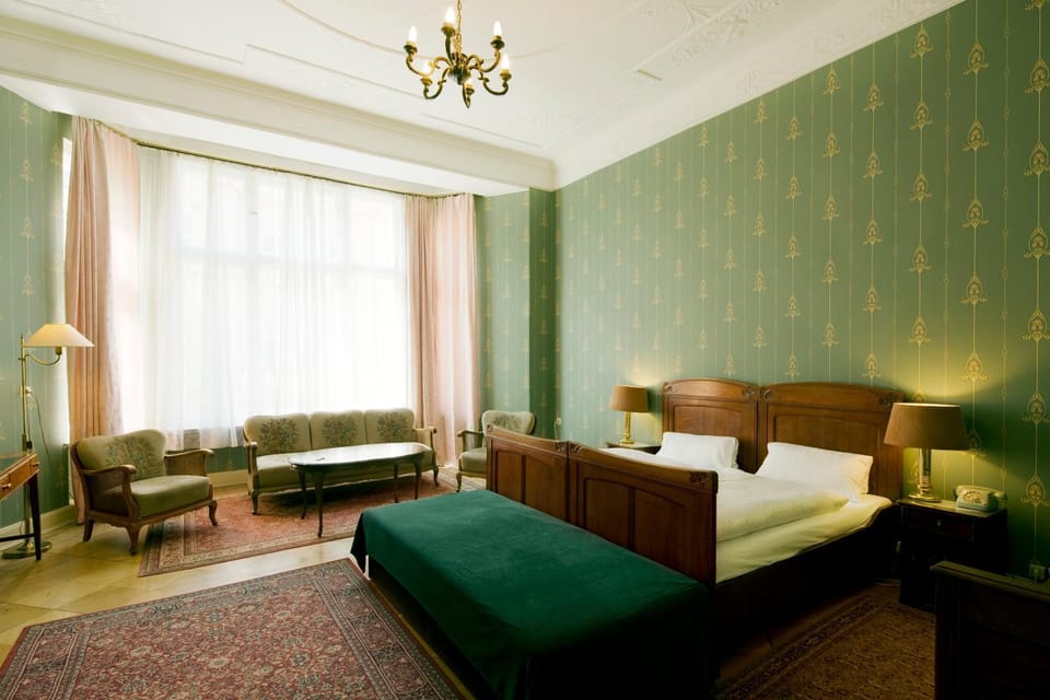 Photo of the whole room, Decorative detail