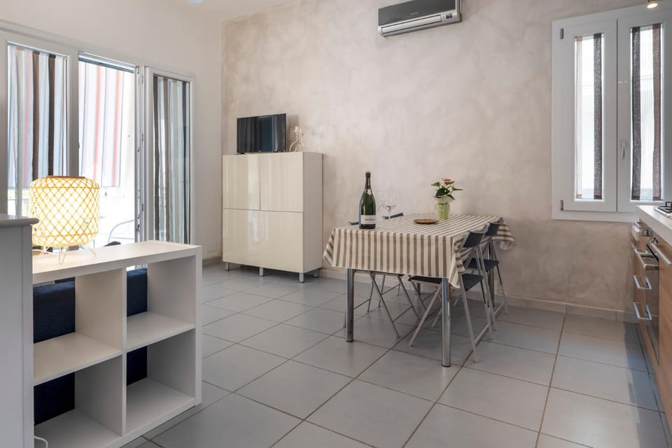TV and multimedia, Kitchen or kitchenette, Living room, Seating area, Dining area, oven, air conditioner