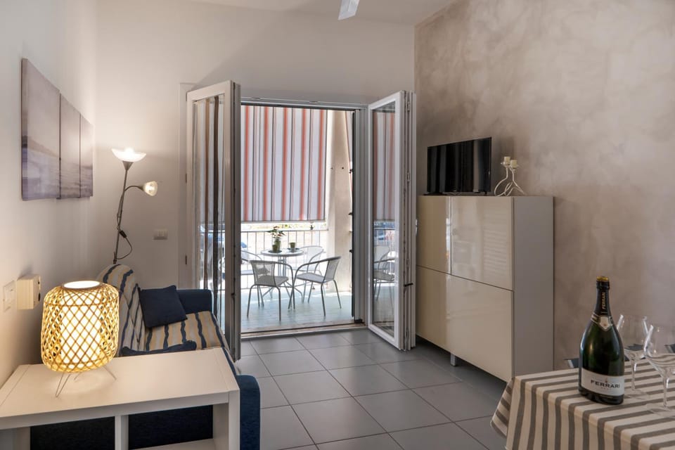TV and multimedia, Kitchen or kitchenette, Living room, Seating area, Dining area