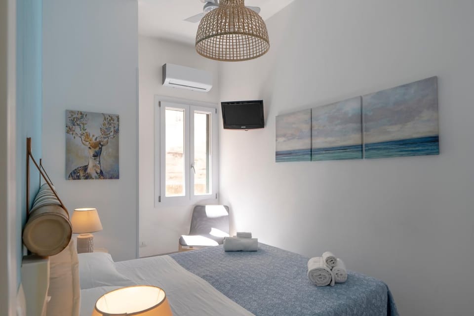 Bed, TV and multimedia, Photo of the whole room, Bedroom, towels