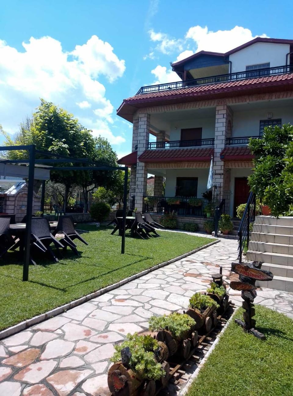Property building, Day, Garden, Garden view