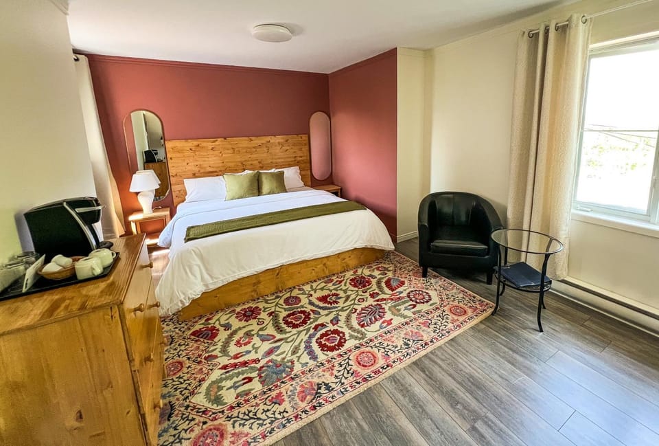 Photo of the whole room, Bedroom