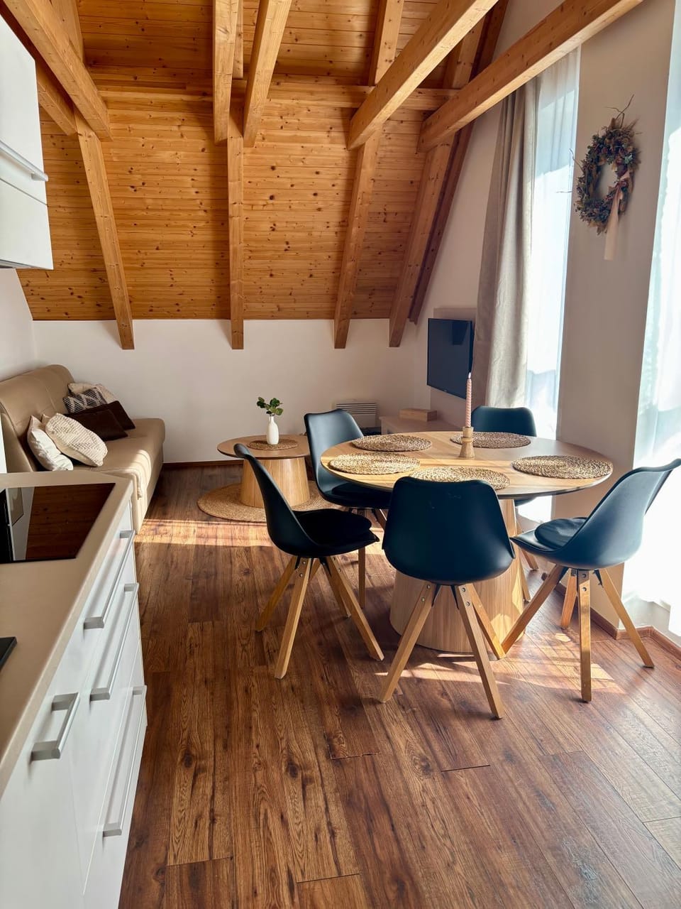 Seating area, Dining area