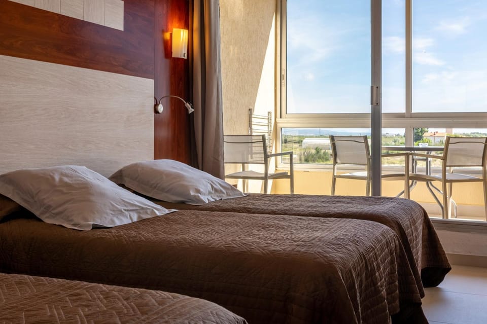 Photo of the whole room, Sea view